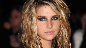 Dawno niewidziana Kesha świeci dekoltem do pępka na premierze filmu (ZDJĘCIA)