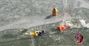 Strażacy zobaczyli nastolatków w zamarzniętym jeziorze. Nagranie z akcji ratunkowej w USA