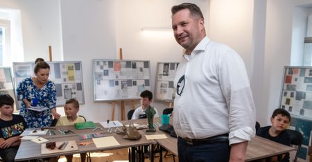 W szkole bez komórki? Czarnek stawia sprawę jasno