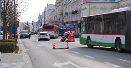Kierowcy lawirują między pachołkami. Spore utrudnienia w ruchu na Krakowskim Przedmieściu [ZDJĘCIA]