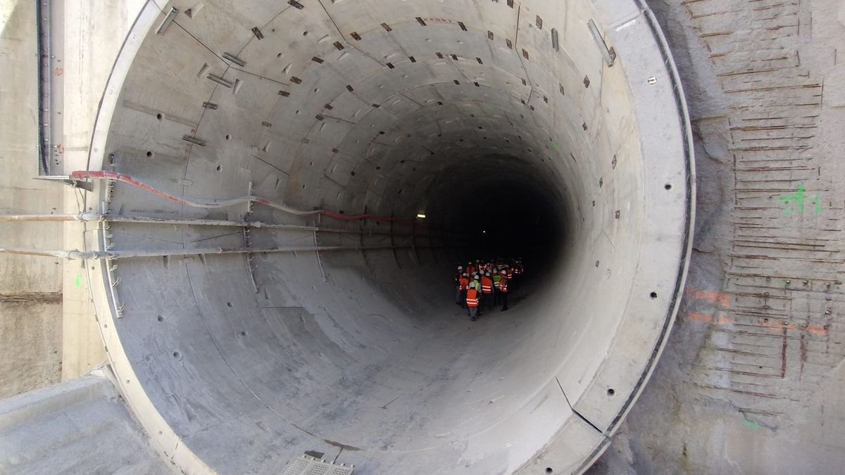 Wnętrze jednotorowego tunelu pod Łodzią