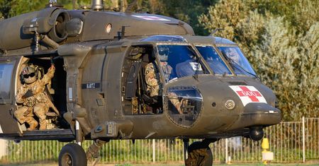 Śmigłowiec Black Hawk na ratunek. Ma podejmować ludzi z dachów