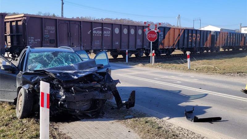 Wypadek na przejeździe kolejowym.