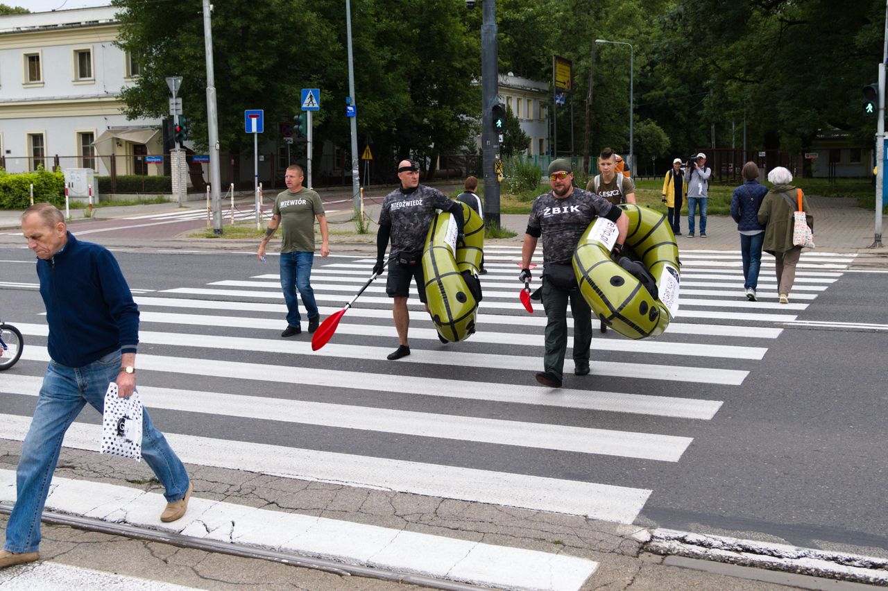 Warszawa. Do góry kulami. Twardziele pomagają dzieciom Fot. Zivkov Rybov, Maciej Kruszewski