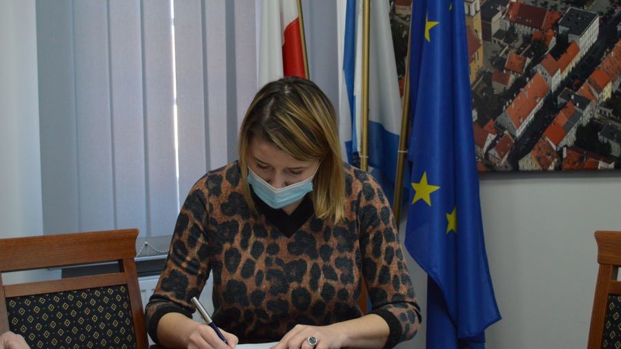 Strajk kobiet. Kurator chce ją ukarać, burmistrz docenia. Nauczycielka pełnomocnikiem ds. kobiet