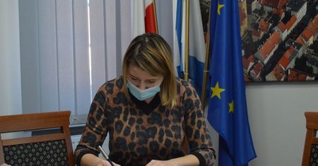 Strajk kobiet. Kurator chce ją ukarać, burmistrz docenia. Nauczycielka pełnomocnikiem ds. kobiet