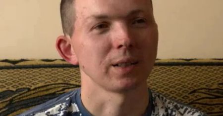 Niepokojący widok. Dopytują, co stało się z jego dłońmi