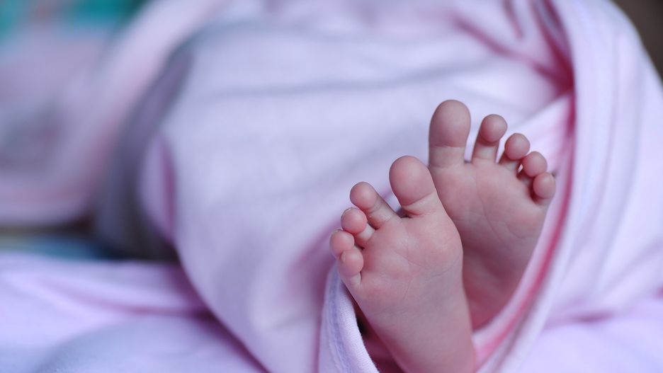 Koszmar na porodówce. Noworodek wypadł położnej z rąk