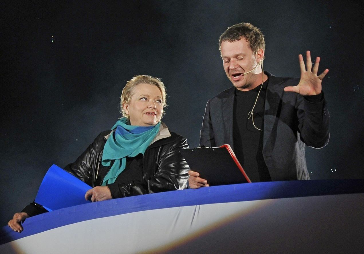 Grzegorz Małecki z mamą podczas spektaklu &#34;Spacer po 20-leciu wolnej Polski&#34; w 2009 roku