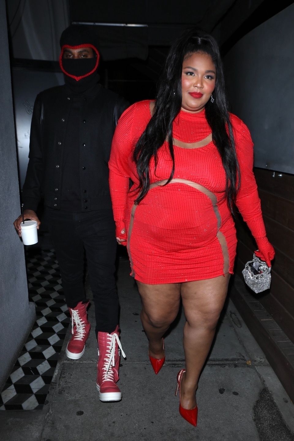 Lizzo w towarzystwie zamaskowanego mężczyzny