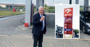 Senator PiS na stacji paliw. "Sztuka kadrowania"