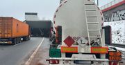 Przewozili materiały niebezpieczne trasą S2 i utknęli przed tunelem POW. Szybka reakcja służb zapobiegła zagrożeniu