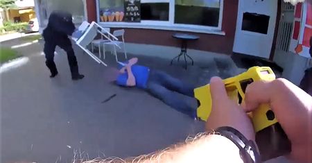 Z nożami rzucił się na policjantów. Wstrząsające nagranie z Krakowa