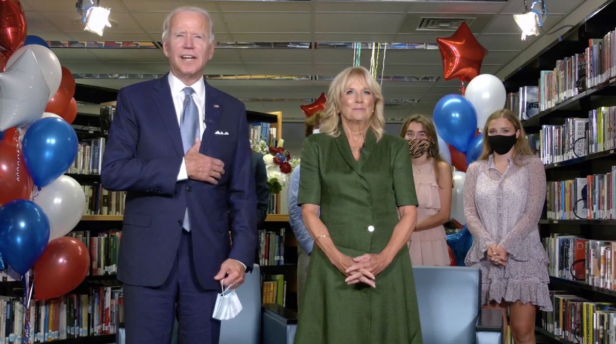 Joe Biden (na zdjęciu z żoną Jill) został oficjalnym kandydatem Demokratów na urząd prezydenta USA
Dostawca: PAP/EPA.