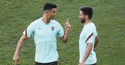 Euro 2020. Ronaldo schował coś za getrą, a internauci to dostrzegli. Zdjęcie robi furorę