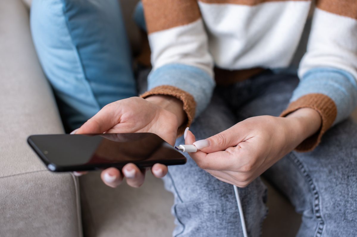 FBI warns: Avoid public phone chargers to prevent data theft