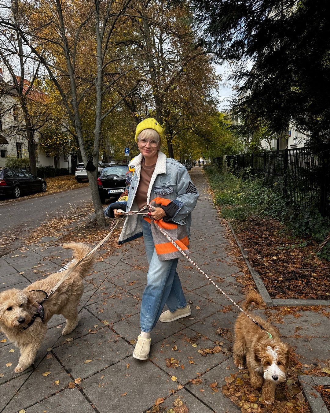 Dorota Szelągowska na spacerze z psami