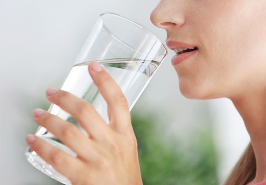 Szklanka wody może pomóc, gdy męczy nas uczucie pieczenia w przełyku.