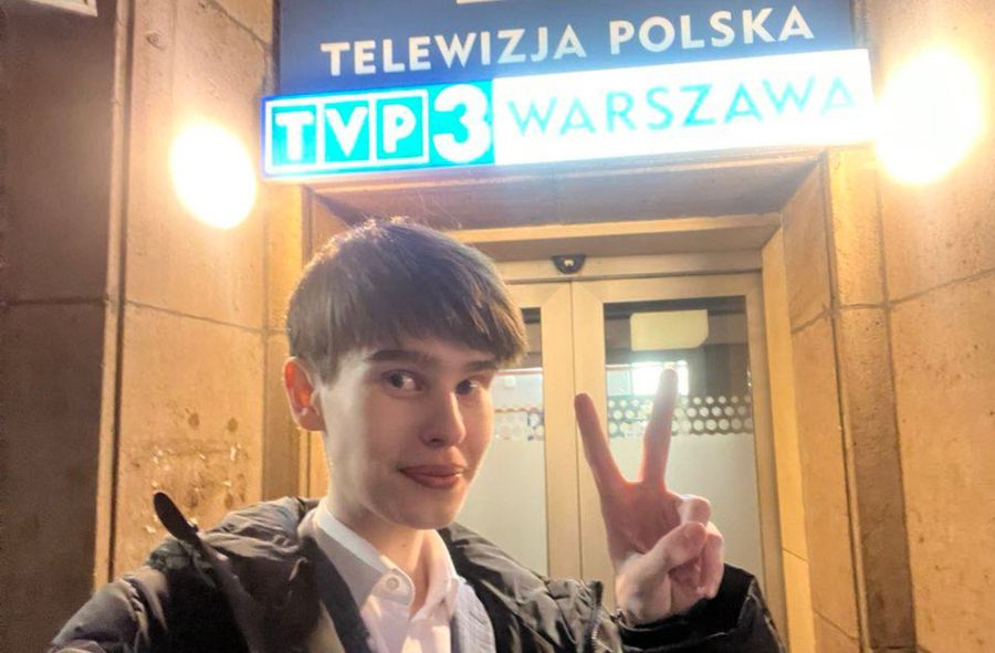 Oskar Szafarowicz "broni wolnych mediów" i protestuje przed siedzibą TVP