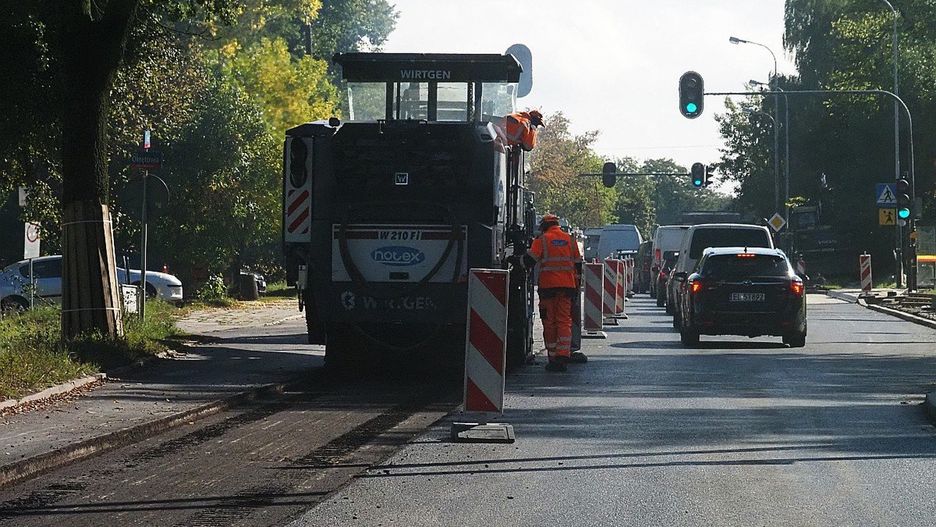 Remont Brzezińskiej jest zaawansowany w jednej czwartej. Może jeszcze w tym roku uda się go zakończyć