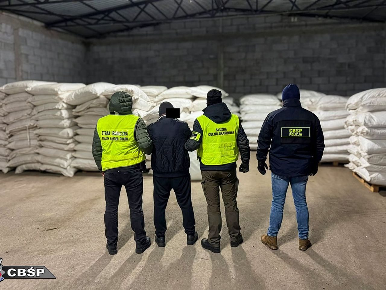 Nalot służb na magazyn. Przejęto 63 tony lewego tytoniu