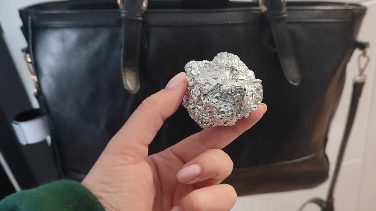 Folia aluminowa przyda się w torebce