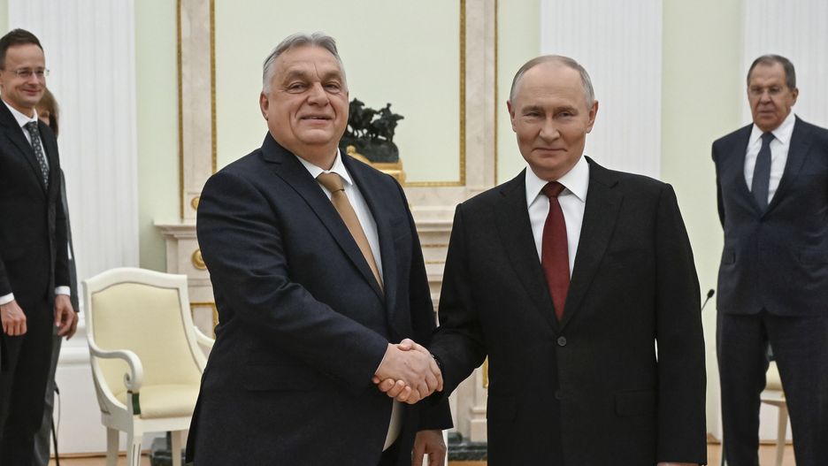 Russian President Vladimir Putin meets Hungarian Prime Minister Viktor Orban at Kremlin
epa12554538 Russian President Vladimir Putin (C-R) and Hungarian Prime Minister Viktor Orban (C-L) shake hands during a meeting at the Kremlin in Moscow, Russia, 28 November 2025.  EPA/ALEXANDER NEMENOV / POOL 
Dostawca: PAP/EPA.
ALEXANDER NEMENOV / POOL
politics, diplomacy, head of state