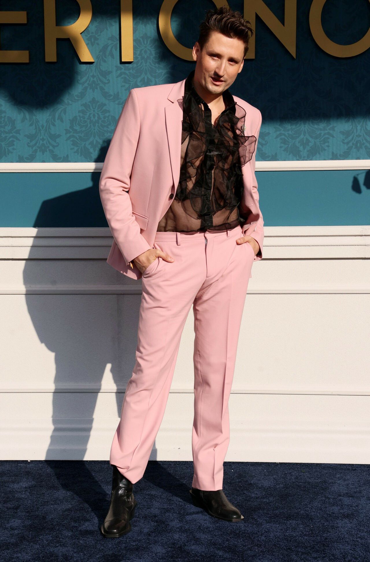 Filip Cembala w różowym garniturze i rewelacyjnej koszuli 
