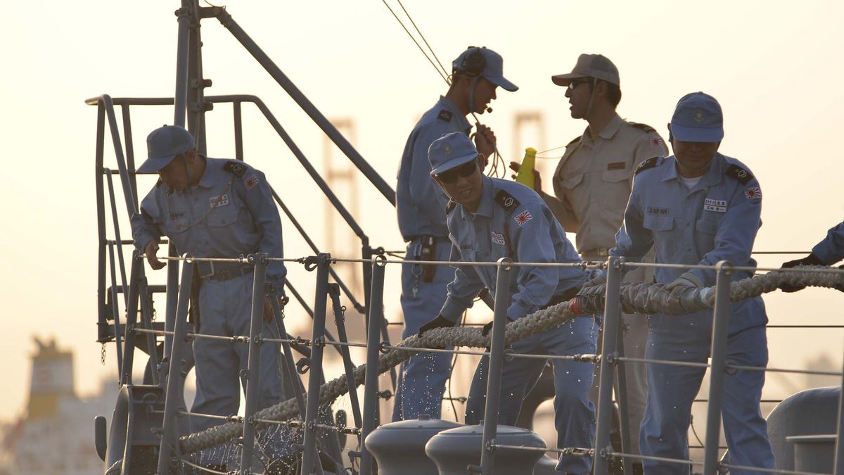 Japońscy marynarze podczas służby na jednym z okrętów