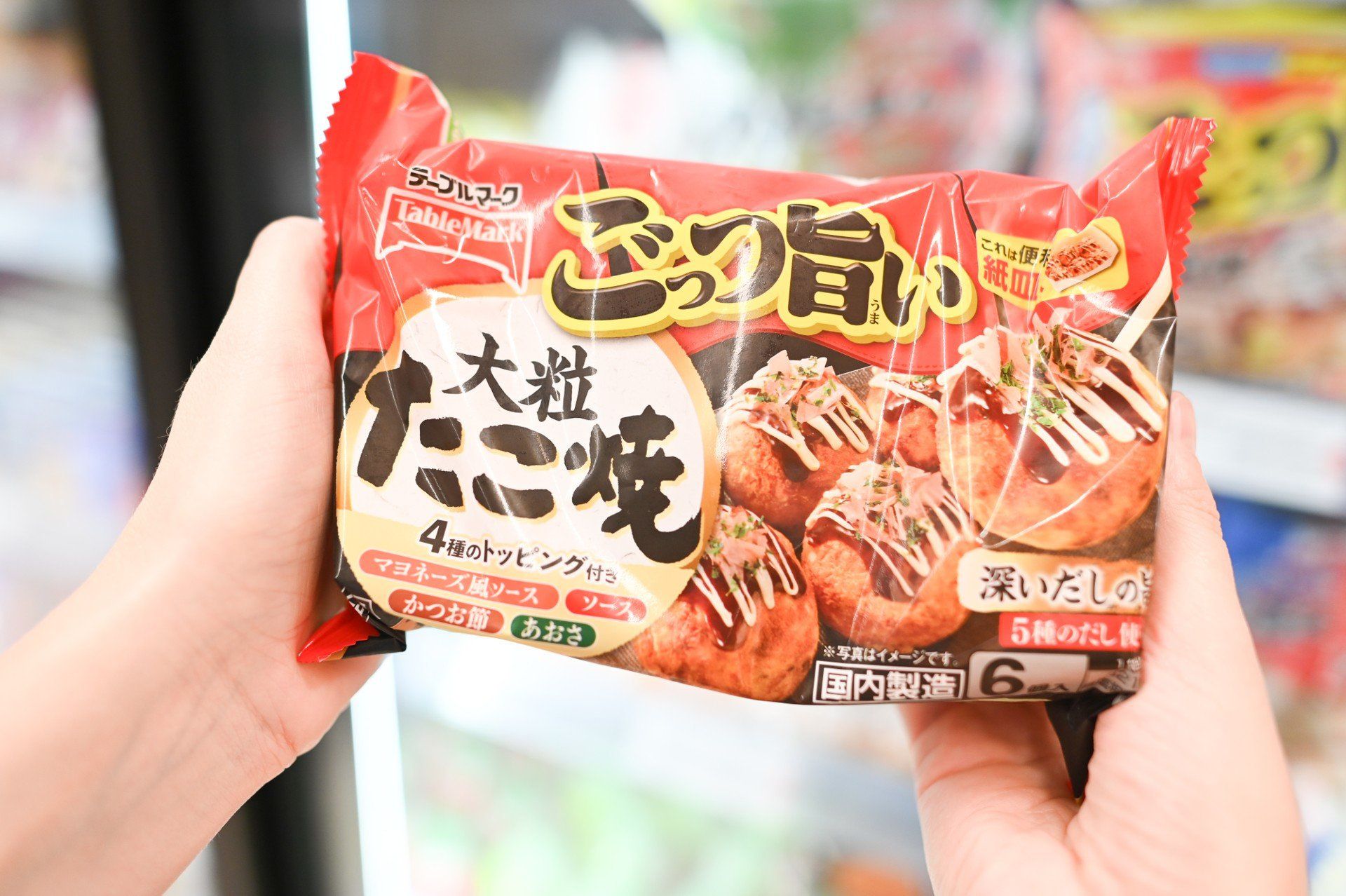 W Japonii Centralnej kupimy mrożone Takoyaki, czyli kulki z ciasta z kawałkami ośmiornicy, podawanymi z charakterystycznym sosem, majonezem i płatkami bonito.