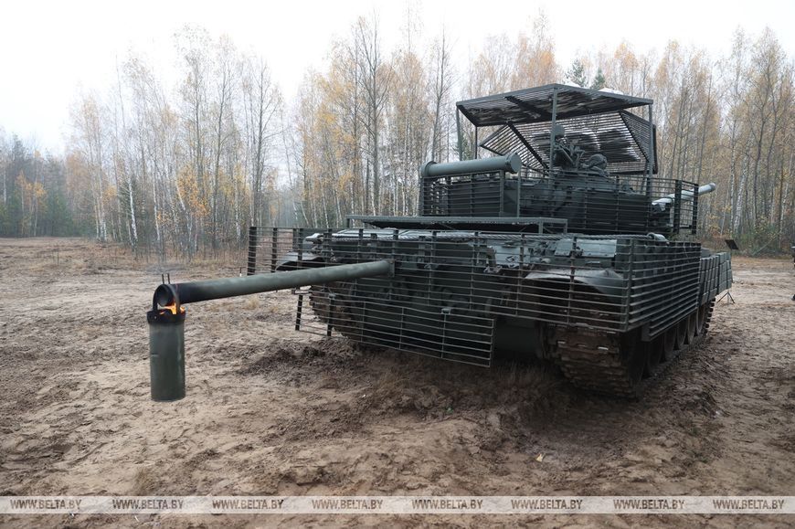 Białoruski T-72 z "kozą obronną".