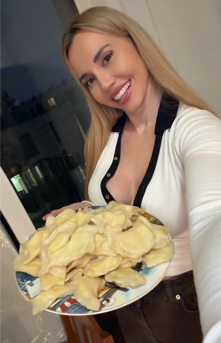 Marianna Schreiber z talerzem pierogów