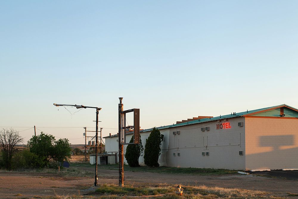 „Americana” Garroda Kirkwooda to minimalistyczny obraz wyluzowanej Kalifornii 15