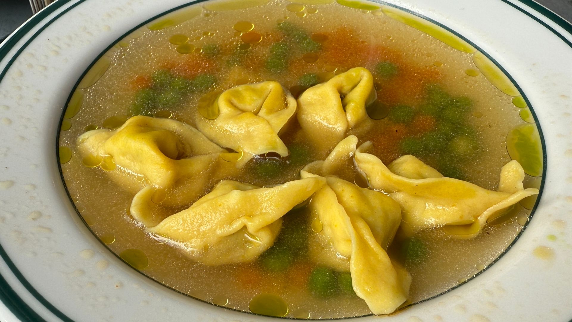 Najlepsze sposoby na kaca to nawodnienie, uzupełnianie minerałów i witamin oraz lekkostrawne jedzenie.