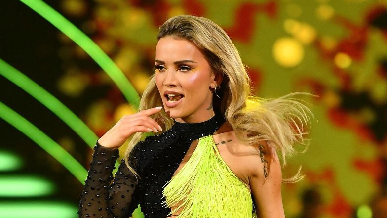 Maffashion gimnastykuje się w tęczowym bikini