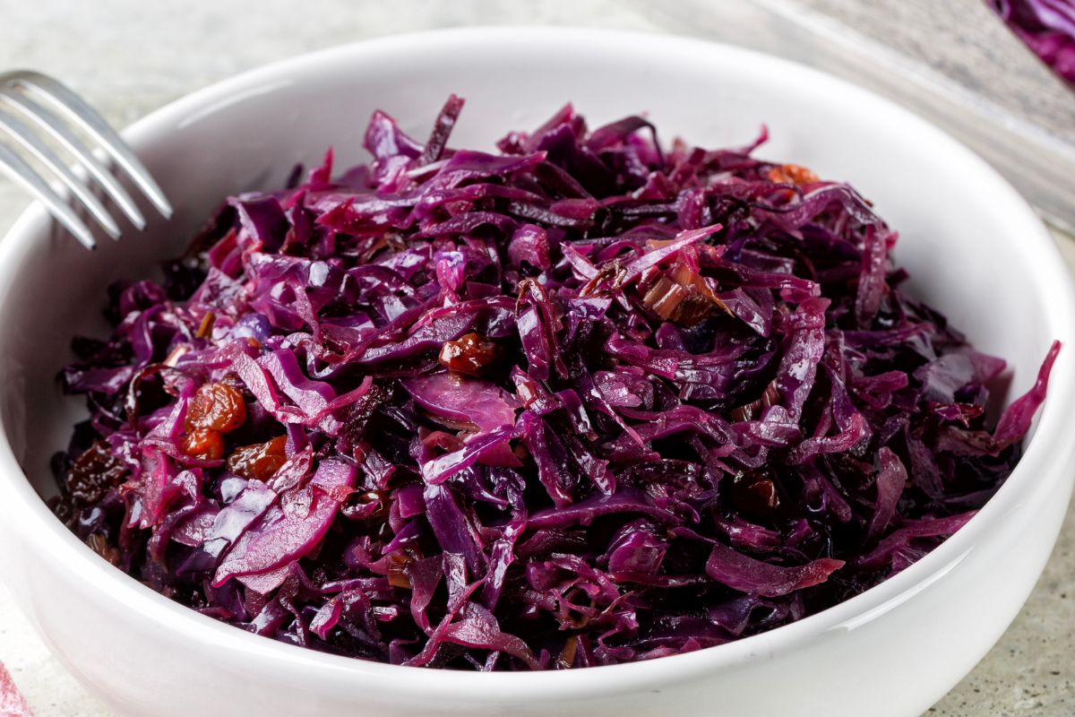 Do obiadu podaję surówkę z czerwonej kapusty. Smakuje jak "u Chińczyka", ale wygląda o niebo lepiej