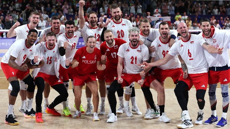 Iga Świątek świętuje awans do półfinału igrzysk z siatkarzami