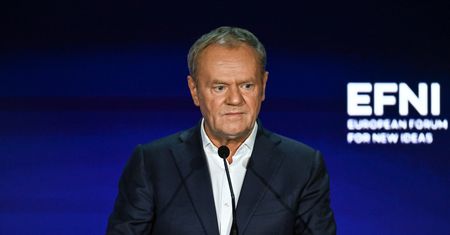 Tusk komentuje atak na biuro PO. Wspomniał o Bąkiewiczu