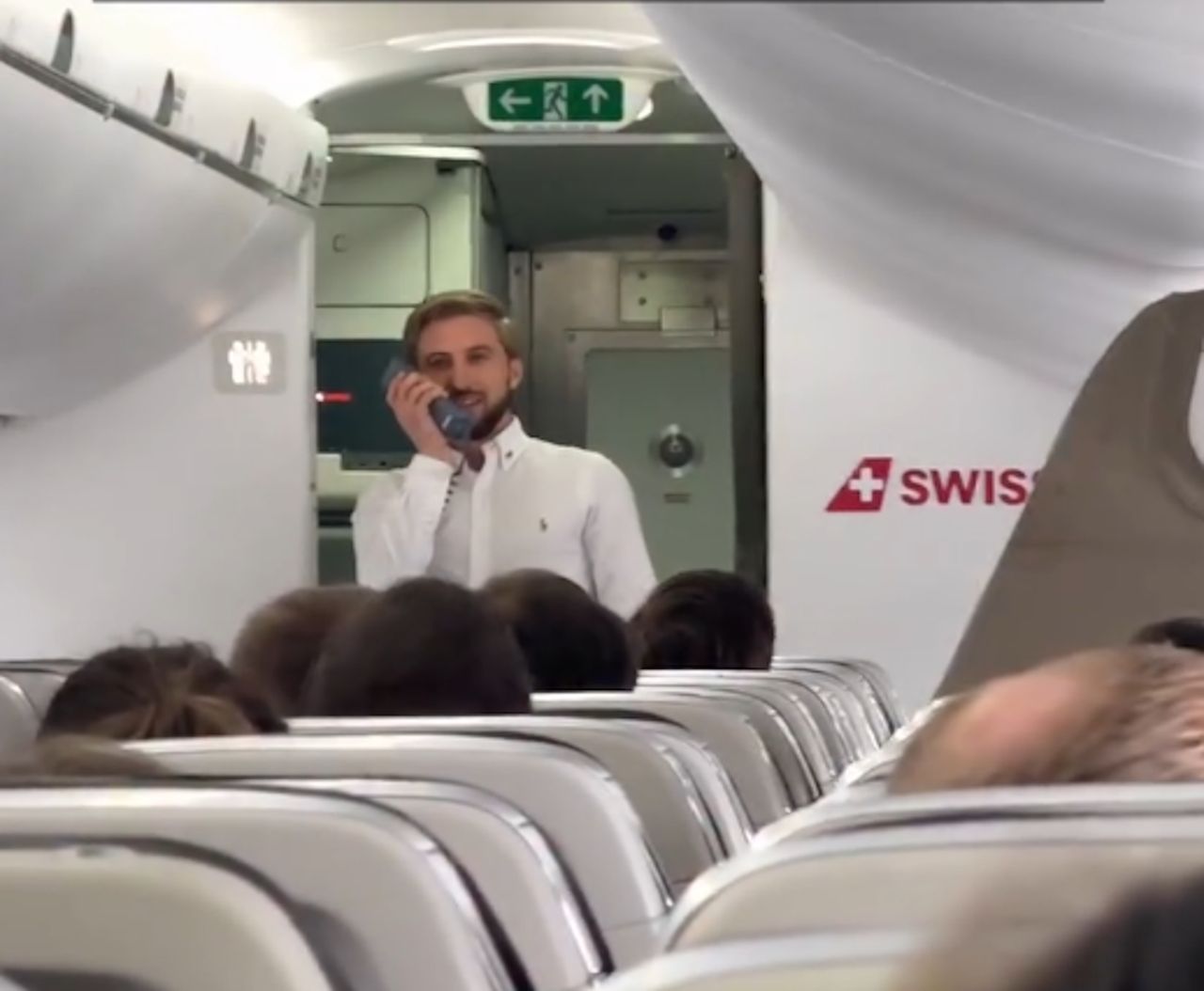 Zaskakująca przemowa pana Tomasza. Nagranie z samolotu to hit