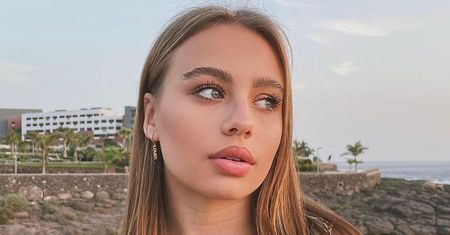 Oliwia Bieniuk pojechała na wakacje. Towarzyszy jej tajemniczy mężczyzna