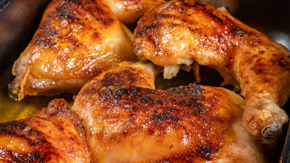 Pieczone udka z kurczaka są chrupiące