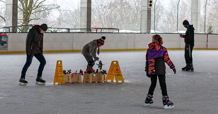 Szczecin. Sanepid zdecydował ws. kwiaciarni na lodowisku