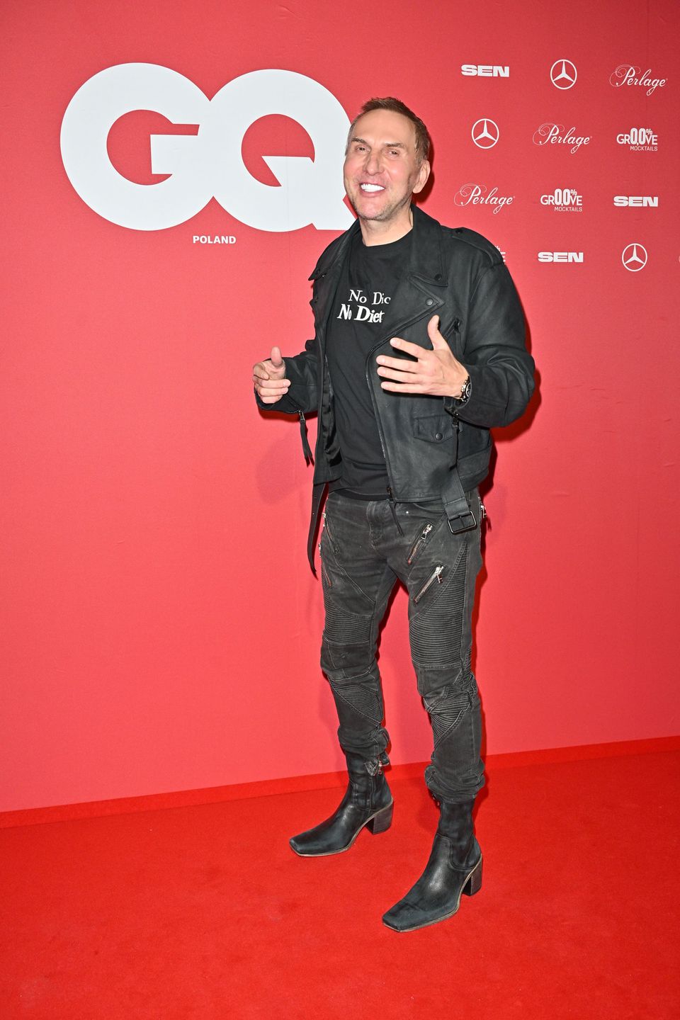 Krzysztof Gojdź oślepia śnieżnobiałymi licówkami na imprezie GQ