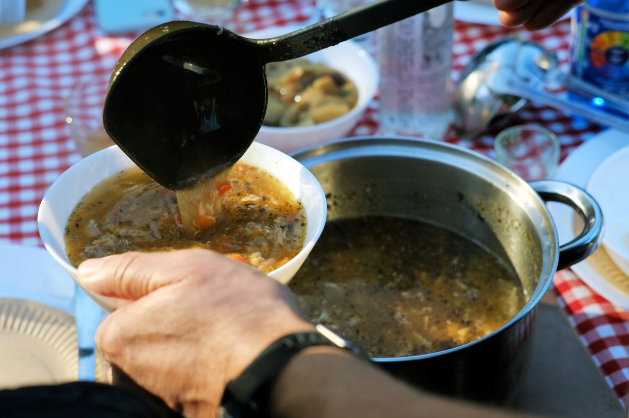 Flaczki podaje się najczęściej ze świeżym pieczywem