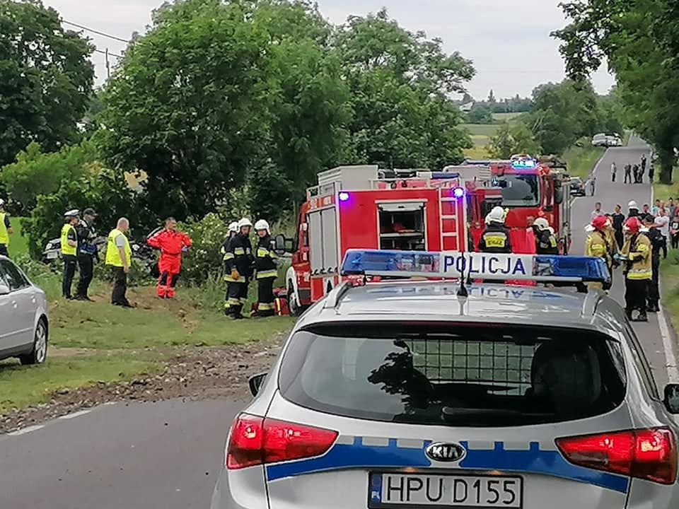 Wielkopolska. 20-latek stracił panowanie nad autem. Pięć osób w szpitalu, w tym kobieta w ciąży