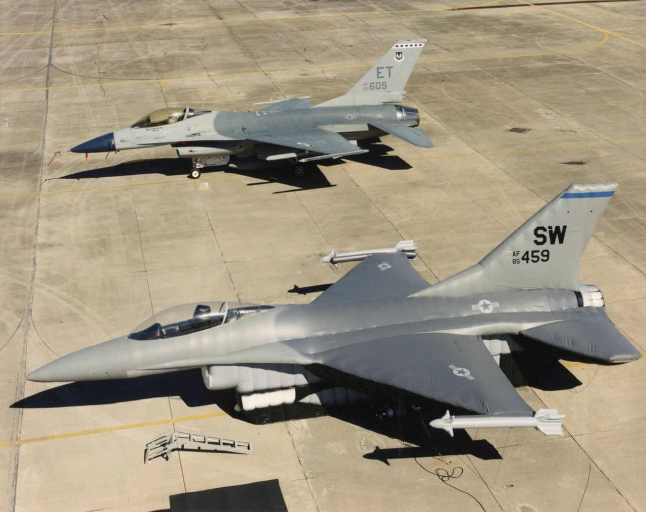 F-16 w towarzystwie dmuchanej makiety