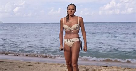 Była pierwszą dziewczyną Bonda. Jej bikini z "Dr. No" sprzedano na aukcji za zawrotną kwotę