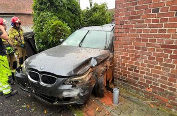 Namysłów: Pijana 20-latka bez prawa jazdy wjechał BMW w ogrodzenie