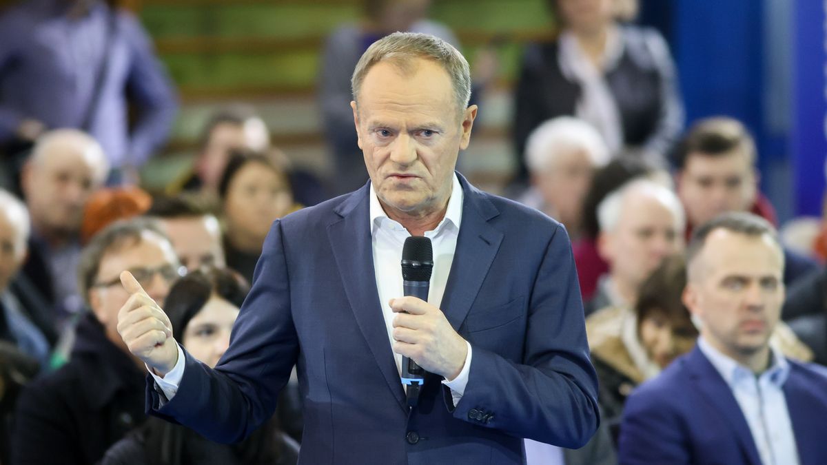 Pabianice, 27.02.2023. Przewodniczący Platformy Obywatelskiej Donald Tusk podczas otwartego spotkania z mieszkańcami miasta w Hali MOSiR w Pabianicach, 27 bm. (amb) PAP/Marian Zubrzycki