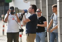 Policja w siedzibie Stowarzyszenia Marszu Niepodległości. Na miejscu protesty